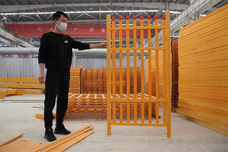 Octagonal tube assembled fence production base telescopic tube fence shipped nationwide