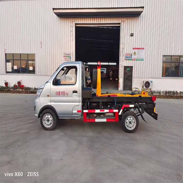 Dongfeng Xiaokang 3-way carriage detachable hook arm garbage truck with blue license plate can enter the underground garage, with one vehicle equipped with multiple containers