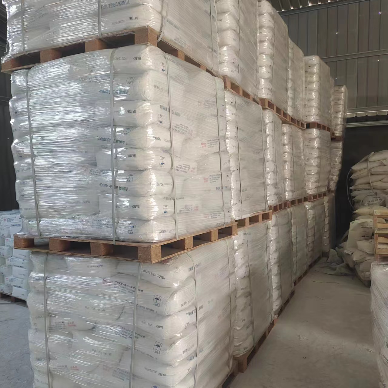 Rutile type titanium dioxide has strong corrosion resistance and covering ability, sufficient supply, and good weather resistance