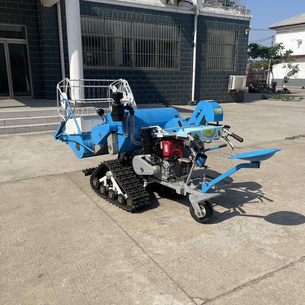 Handheld type wheat harvester, track type small household rice and wheat combine harvester, dual use for water and drought