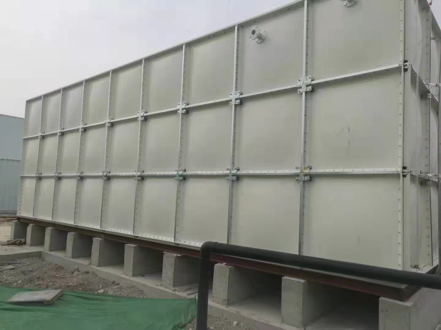 Factory Hospital school site FRP bolt assembly. Fire insulation water tank