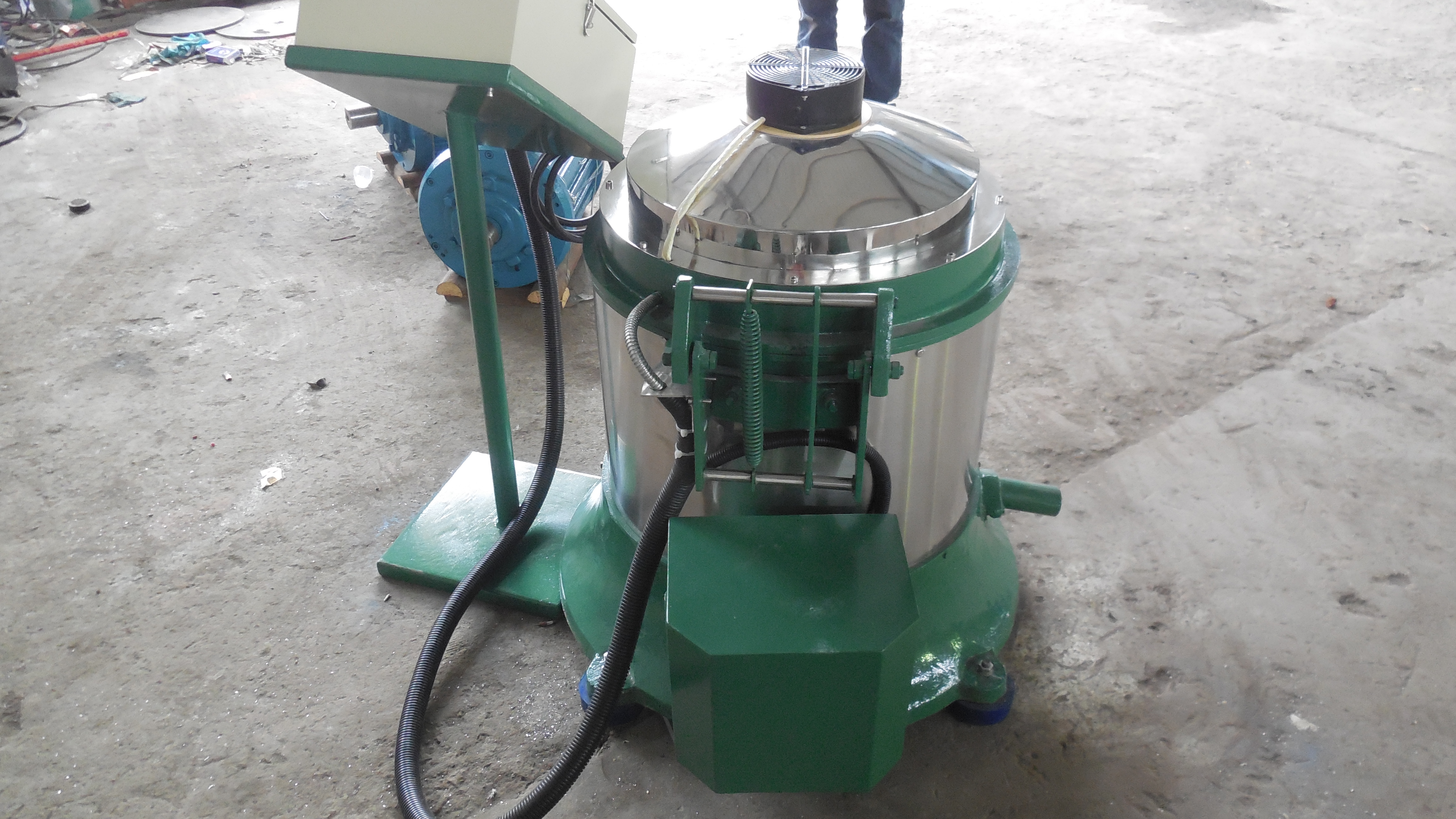 Stainless steel dehydration and drying machine has no water stains or stains to prevent workpiece oxidation or rust