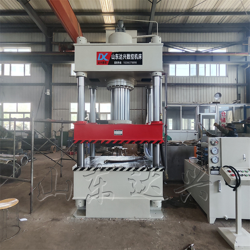 The hydraulic press manufacturer's factory produces a large tonnage four column hydraulic press with a capacity of 500 tons, 600 tons, and 800 tons of graphite crucible forming machine