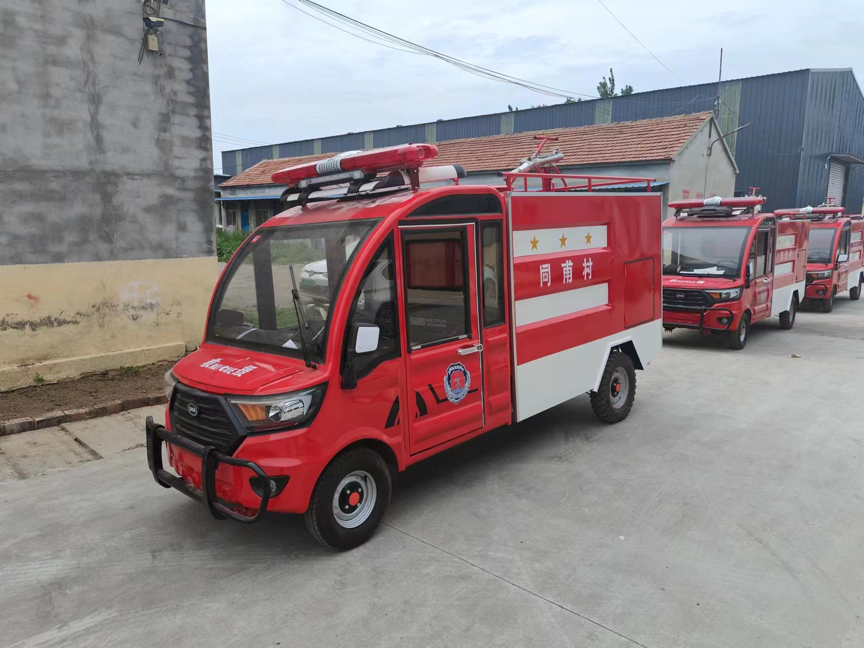 Electric four-wheel fire truck, community fire patrol vehicle, water cannon with a range of 30 meters, equipped with a mobile fire pump