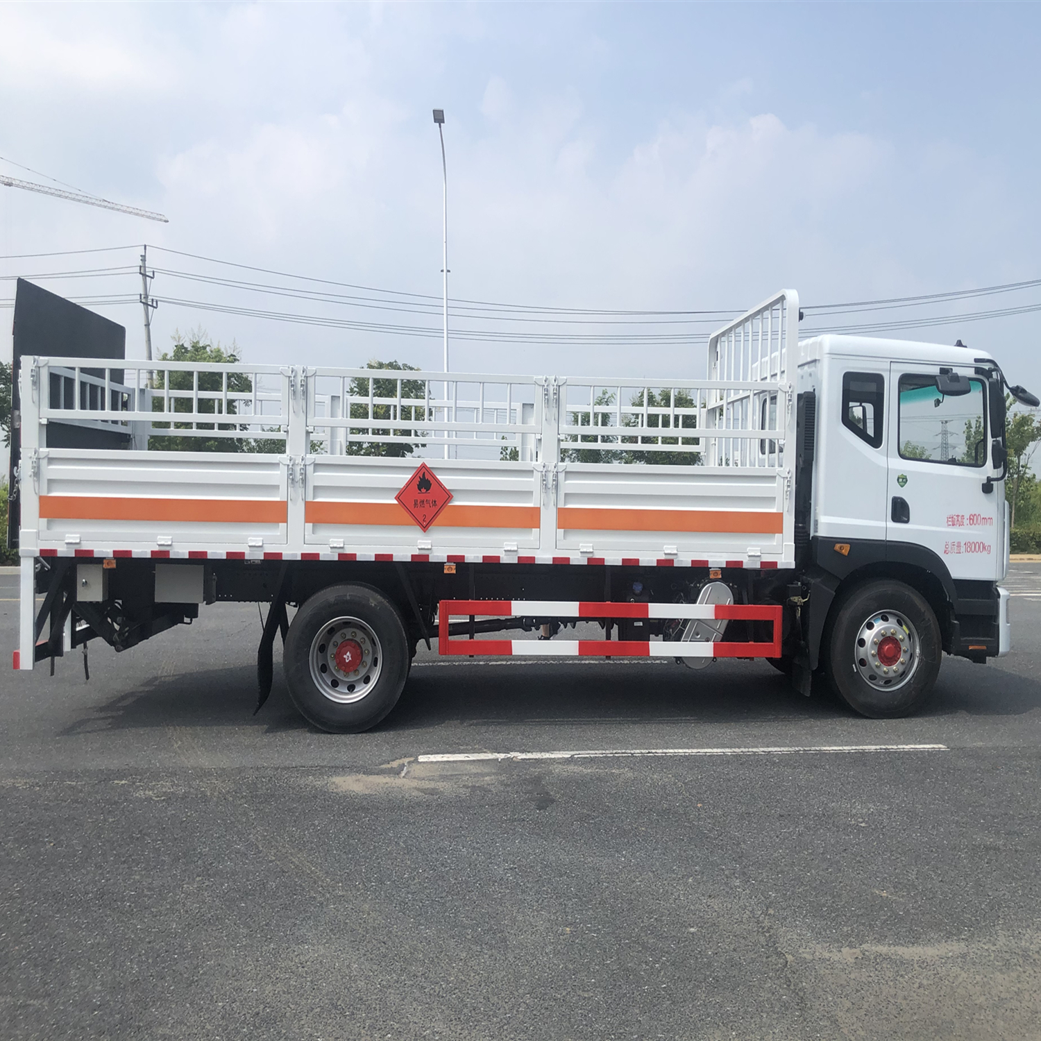 Dongfeng D9 gas cylinder (single bridge) 6-meter-2 high column natural gas gas cylinder dangerous goods transport vehicle