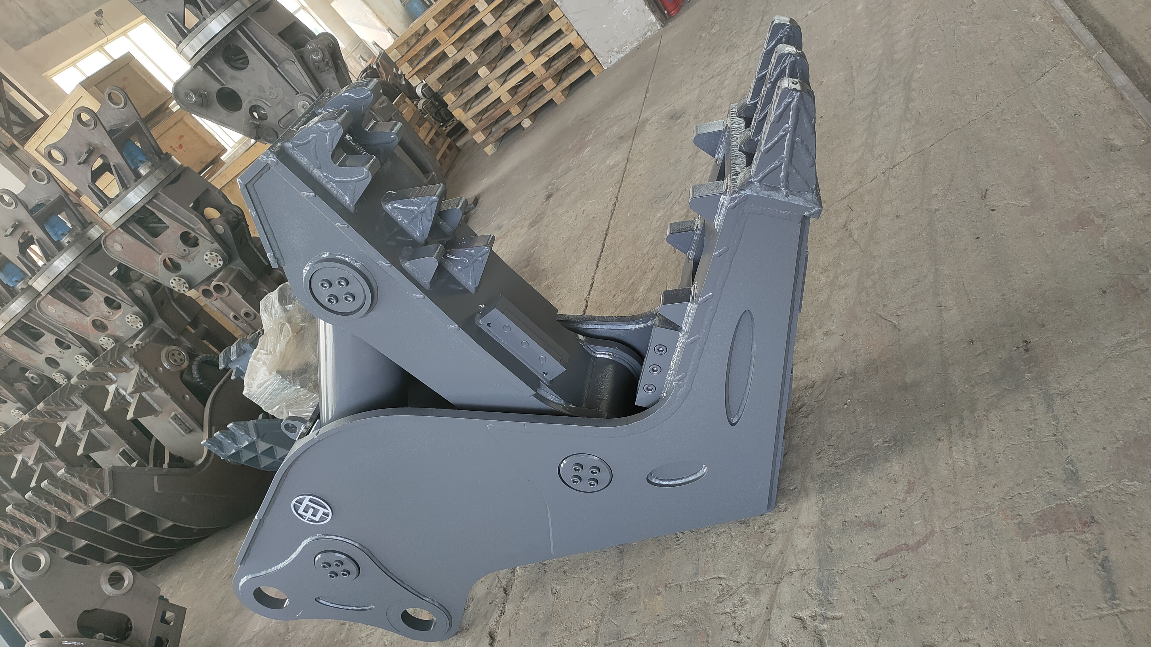 Crushing pliers, excavator equipped with hydraulic pliers, concrete demolition, large opening, lightweight and durable wear-resistant plate construction