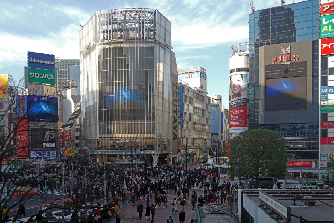 Overseas large screen advertising, outdoor LED screens at Shibuya Station in Tokyo, Japan. Overseas video advertising, search for Chaowen Tong