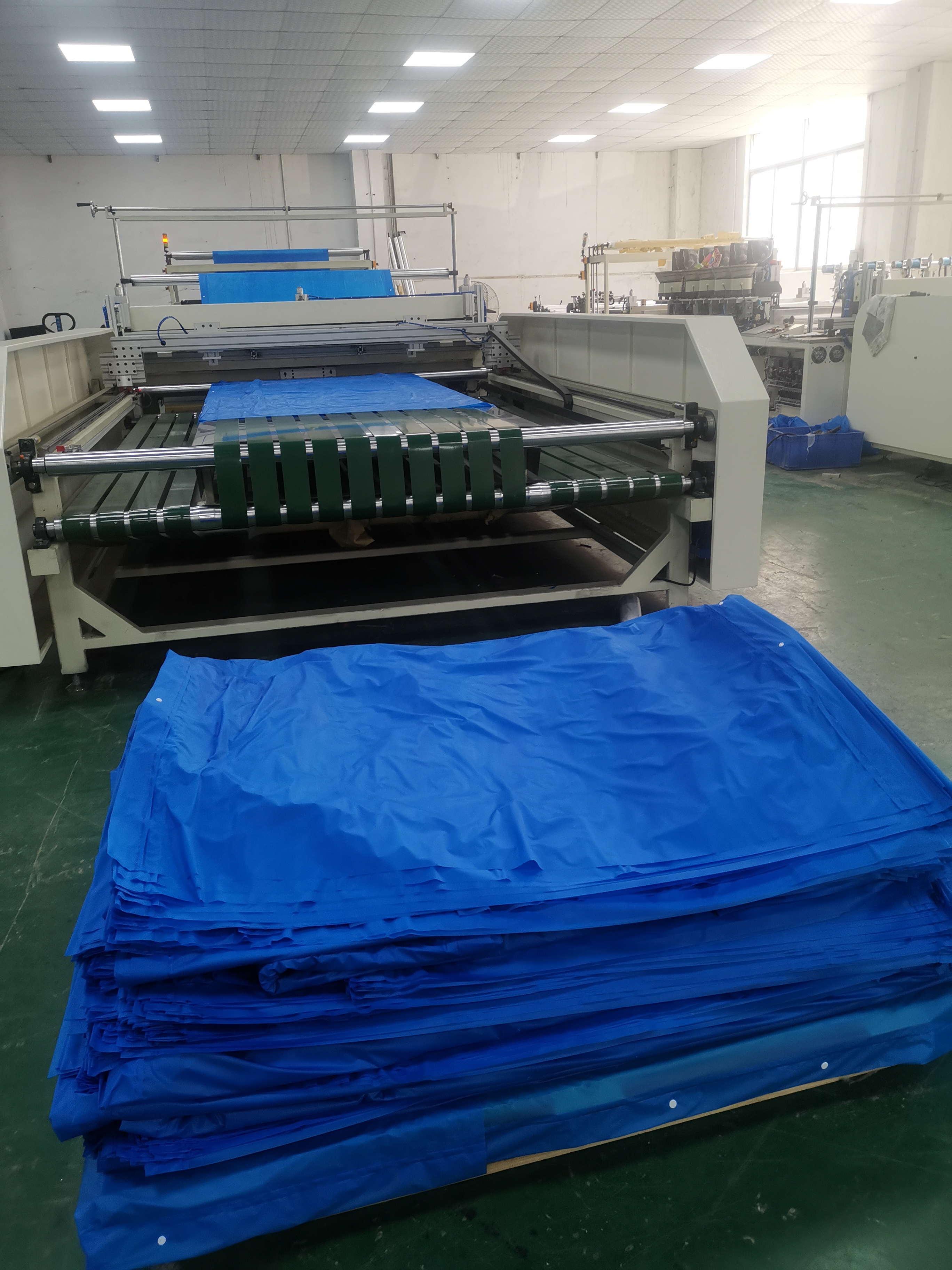 Changshi Machinery provides high-quality disposable raincoat machines, and specializes in the research, development, and production of fully automatic raincoat machines