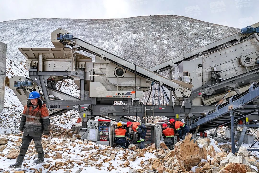 A complete set of mobile crushing stations for mining sites with a production line of 600000 tons/year copper ore, iron ore, rock crusher