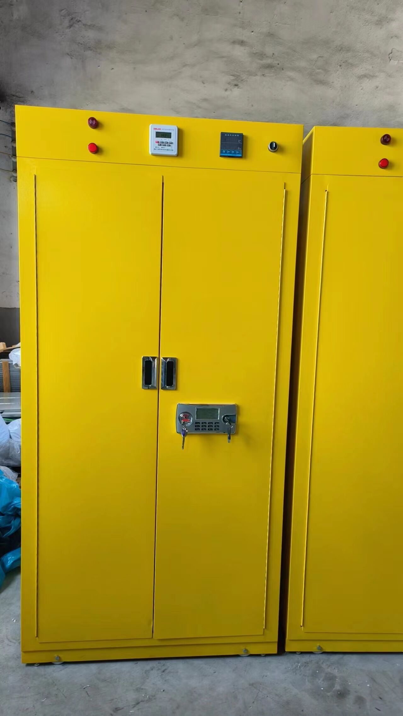 Chemical toxic hemp cabinet, steel double-layer thickened drug cabinet, explosion-proof, flammable, and toxic material cabinet for school laboratory use