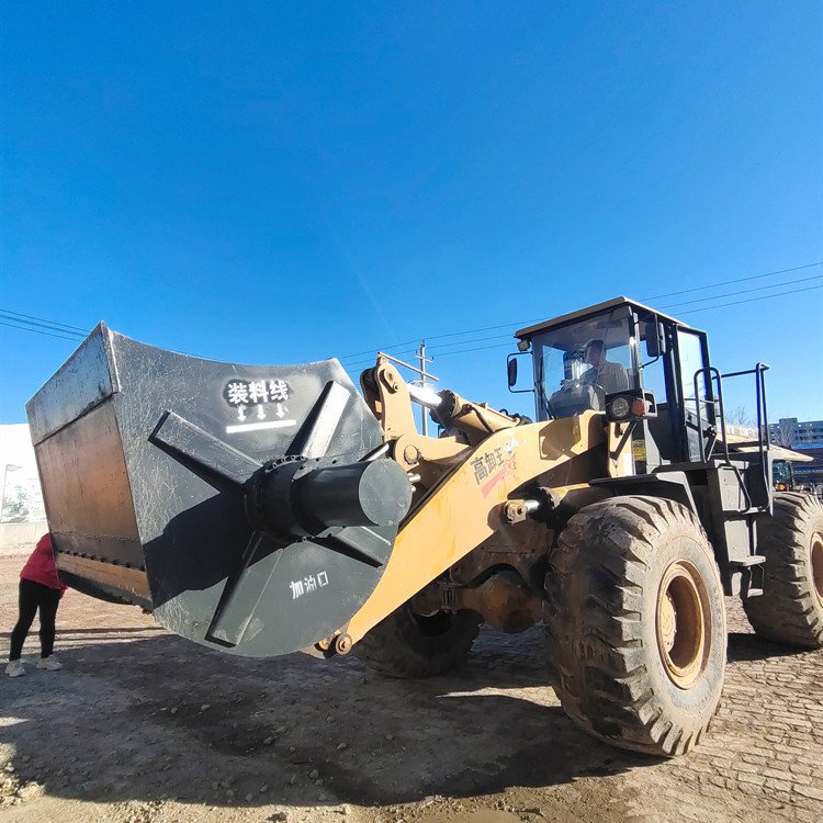 The first heavy worker in the concrete self loading mixer truck has high efficiency in permeable transportation work