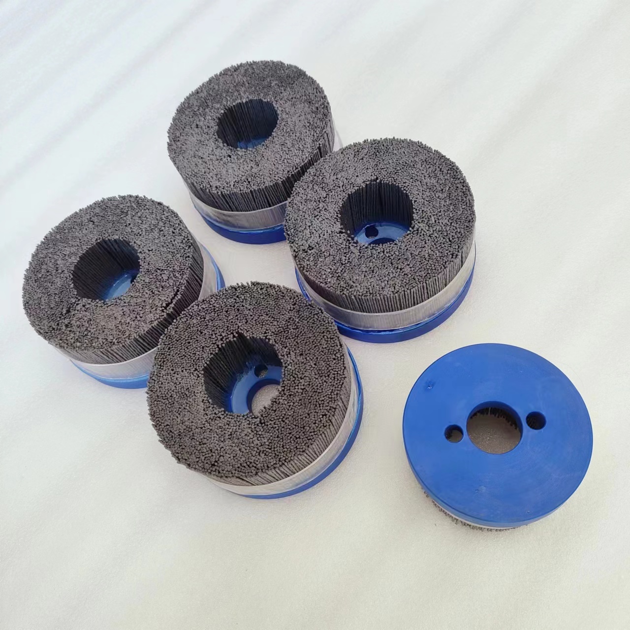 Special specifications and sizes for deburring stainless steel metal processed with 4-inch abrasive brush can be customized with silicon carbide