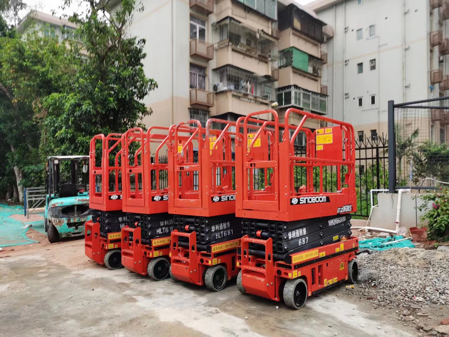 Electric climbing and maintenance vehicle for lifting platform scissor fork type fully self-propelled elevator