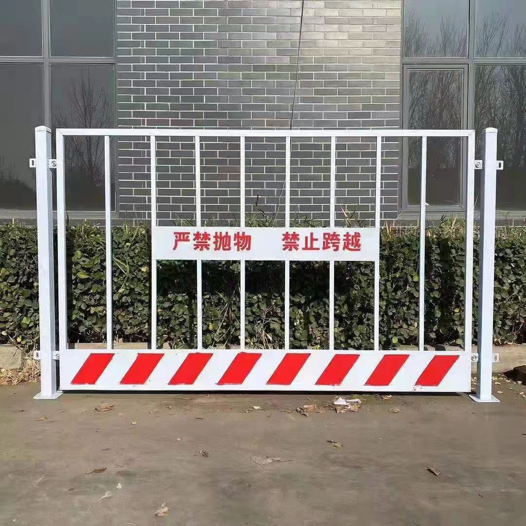 Deep foundation pit excavation protective railing enclosure subway foundation pit guardrail wellhead edge protection warning safety fence network