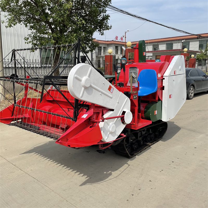 Crawler type wheat harvester with built-in granary in mountainous paddy fields. Rice harvester with small plots for easy use