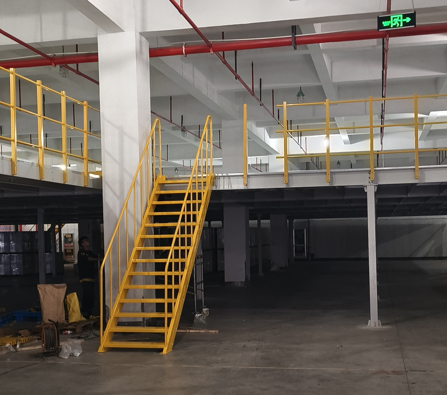 Dongrun Warehouse bears good pressure resistance, factory warehouse uses heavy-duty shelves, and loft specifications are customized