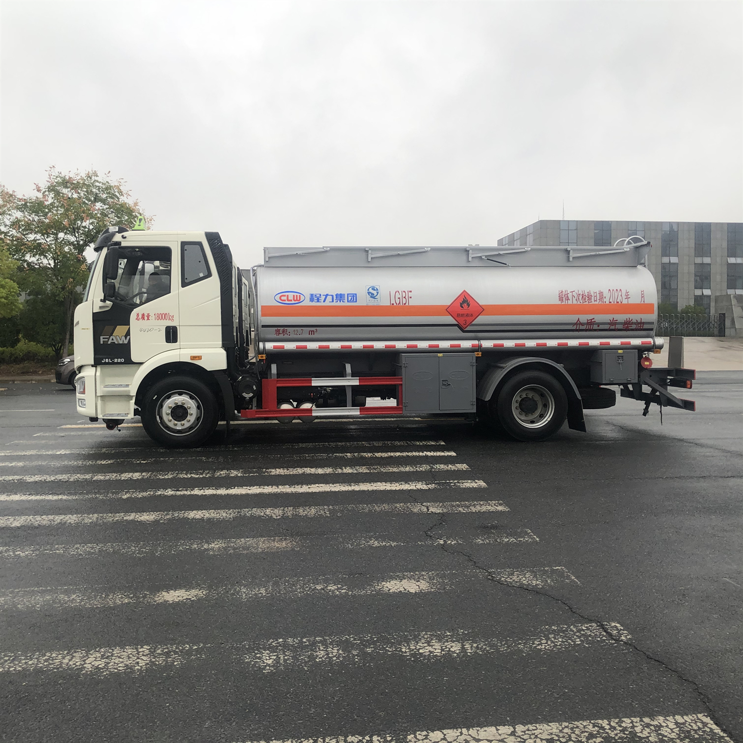 Small 8-ton oil tanker with a capacity of 9.5 square meters for fuel tank transportation