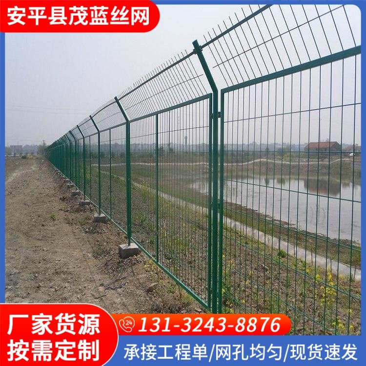 铁路防护栅栏 光伏电站框架护栏网 草绿色摊位车位隔断 带框折弯护栏