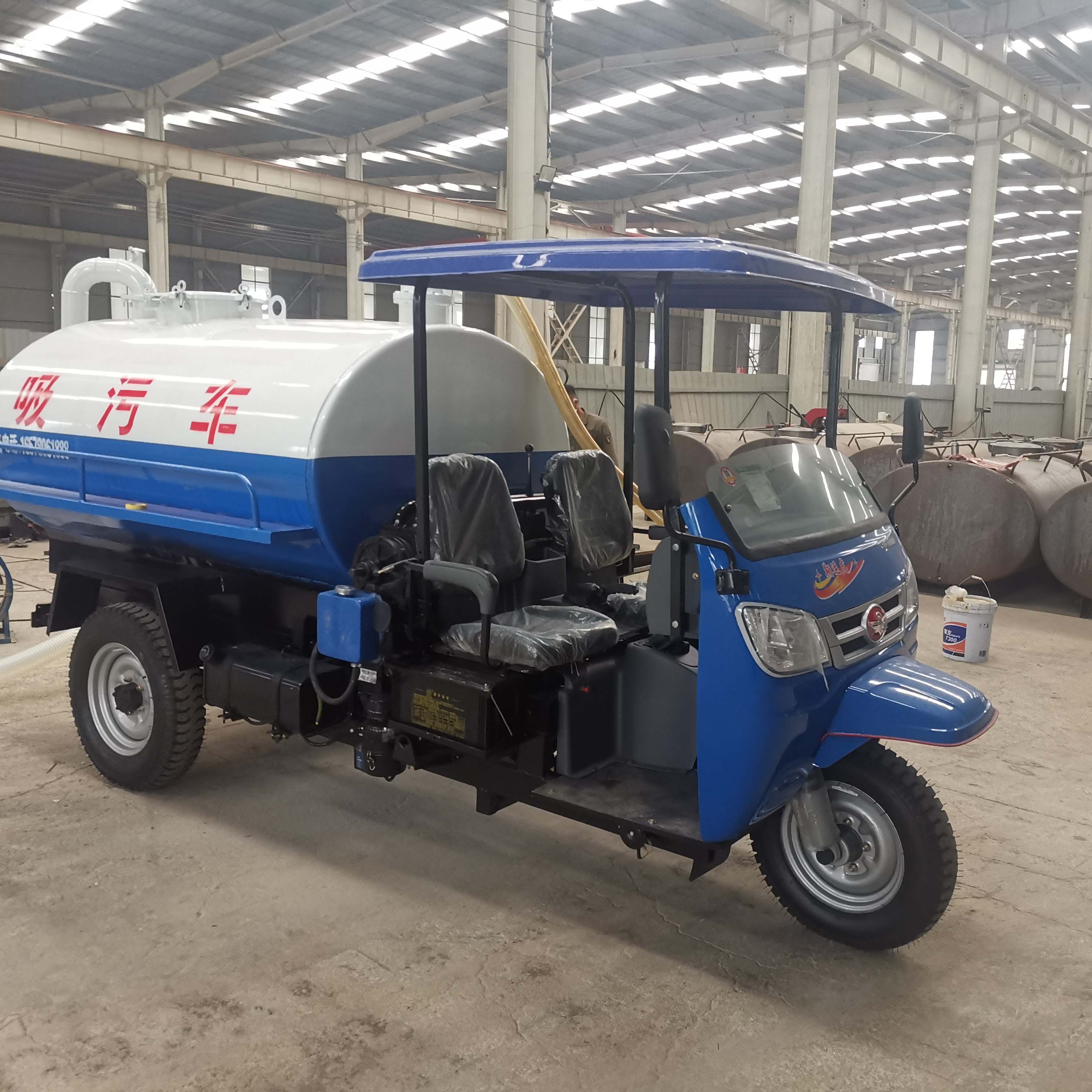 Five March semi enclosed three wheel suction truck, five winds, 2, 3 square suction truck, agricultural three horse suction truck