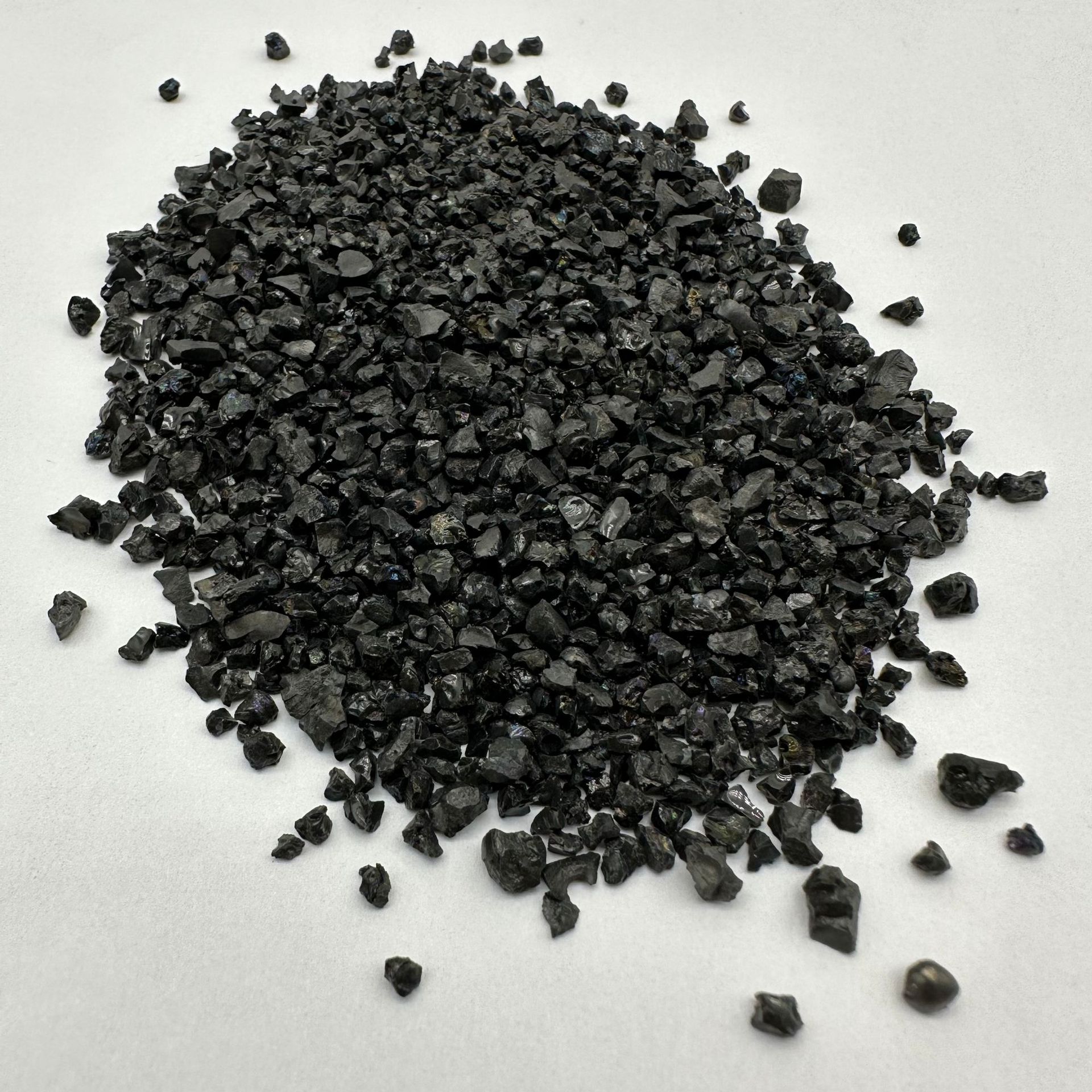 Manufacturer provides emery sand blasting, rust removal, bright black sand grinding tools, abrasives, refractory materials, wear-resistant floor aggregates