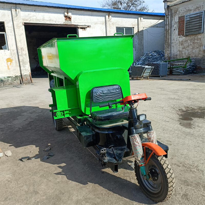 Small electric three wheel spreader truck for cattle and sheep feeding at Sumu Heavy Industry Cattle and Sheep Farm, energy-saving and environmentally friendly forage feeding machine