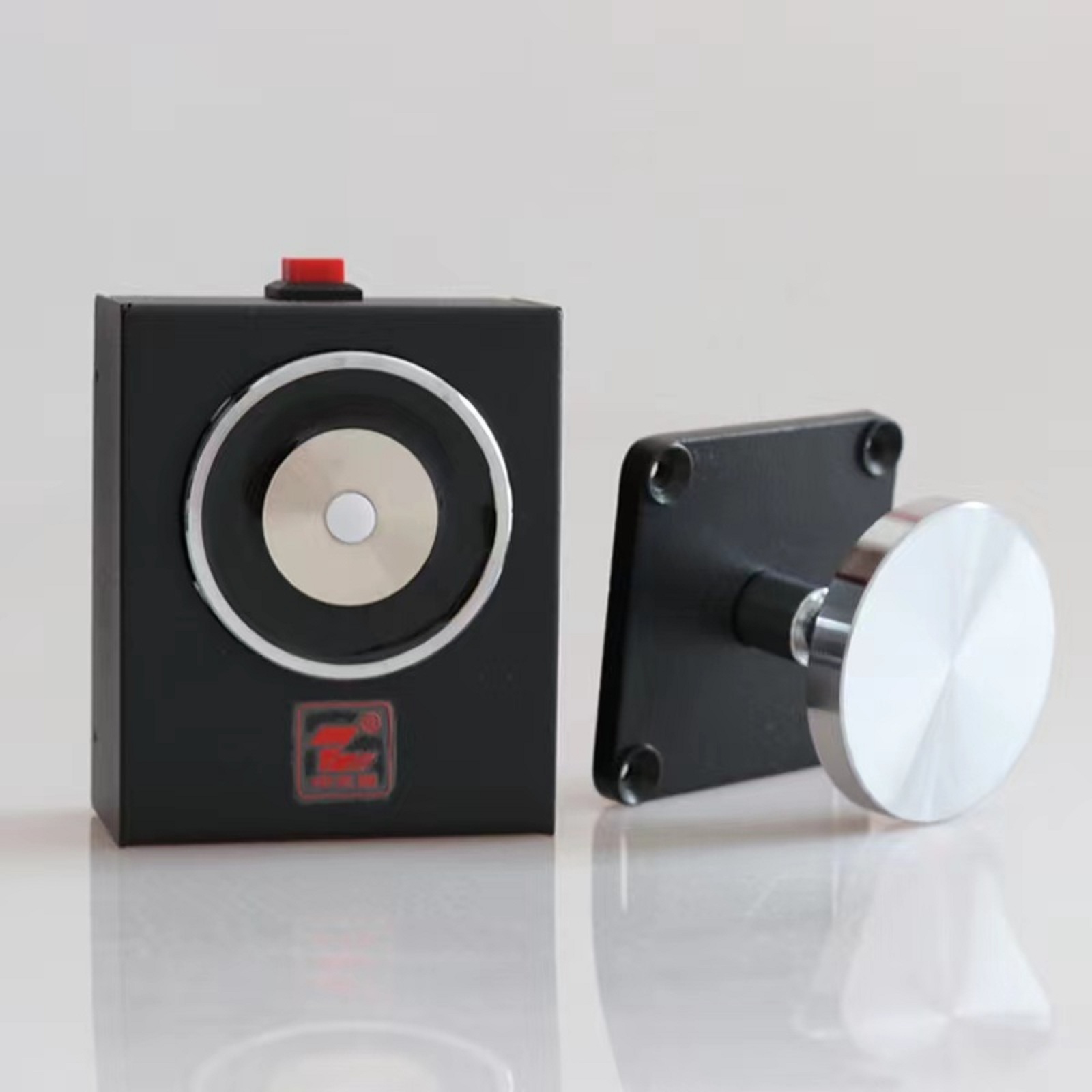 Fire door release device with universal suction plate for normal door opening and immediate release after power outage