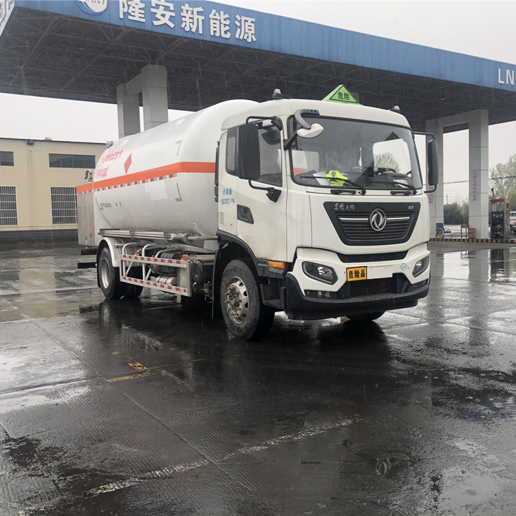 15 cubic LNG transport vehicle for road rescue and flow to the towing head refueling vehicle