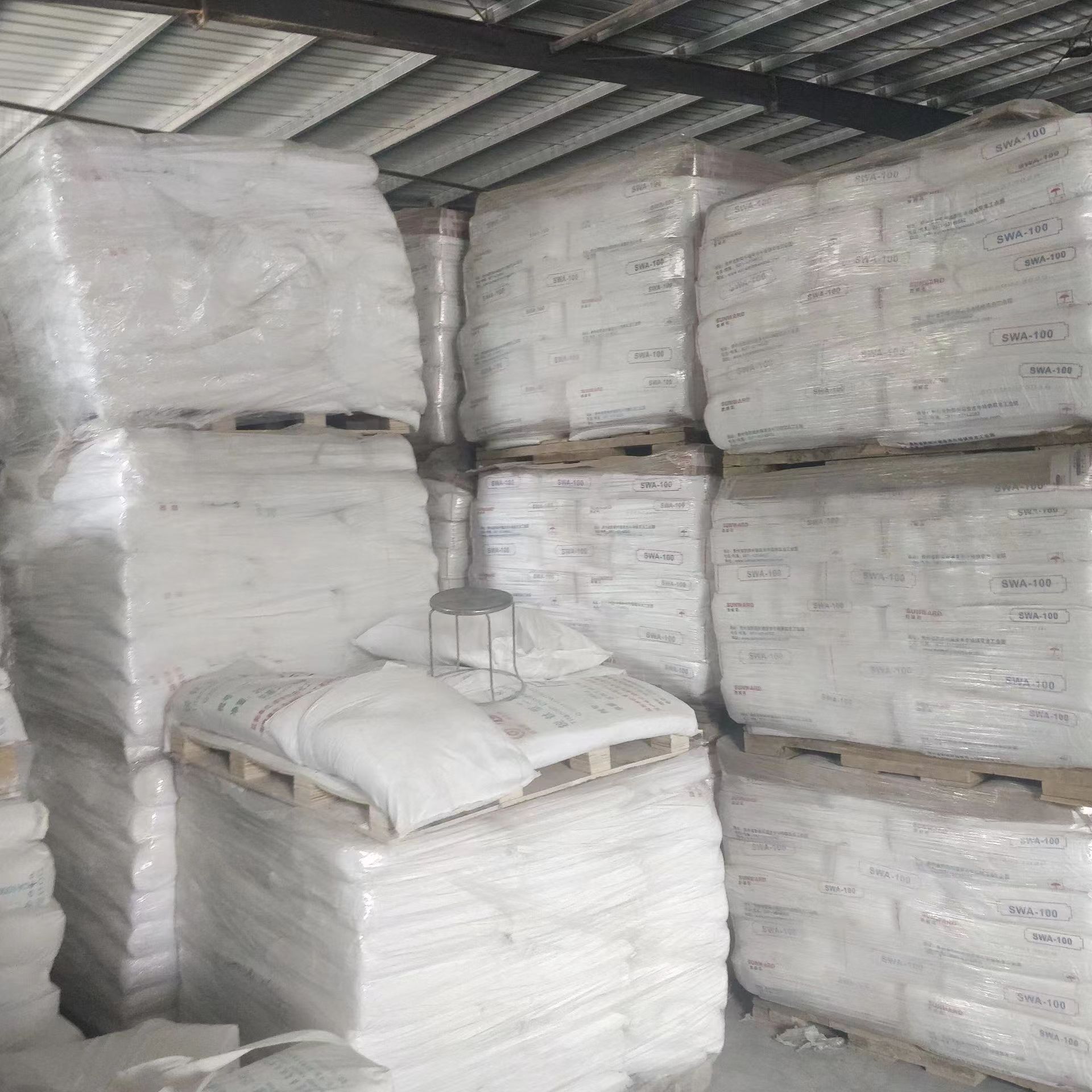 Rutile type titanium dioxide has strong corrosion resistance and covering ability, sufficient supply, and good weather resistance