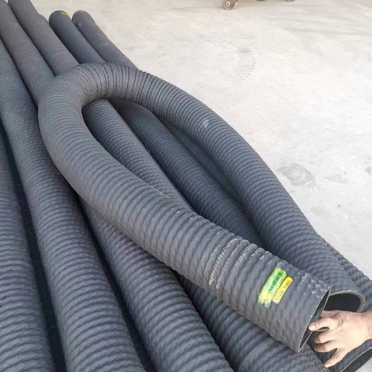 Xinchi Steel Wire Woven High Pressure Rubber Pipe with Large Diameter Steel Wire Framework for Water Transport, Rubber for Oil and Sediment Absorption and Drainage