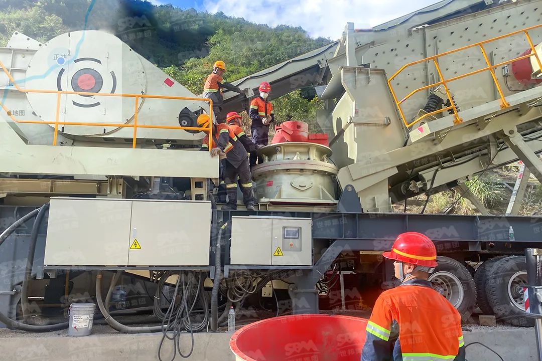 A complete set of mobile crushing stations for mining sites with a production line of 600000 tons/year copper ore, iron ore, rock crusher