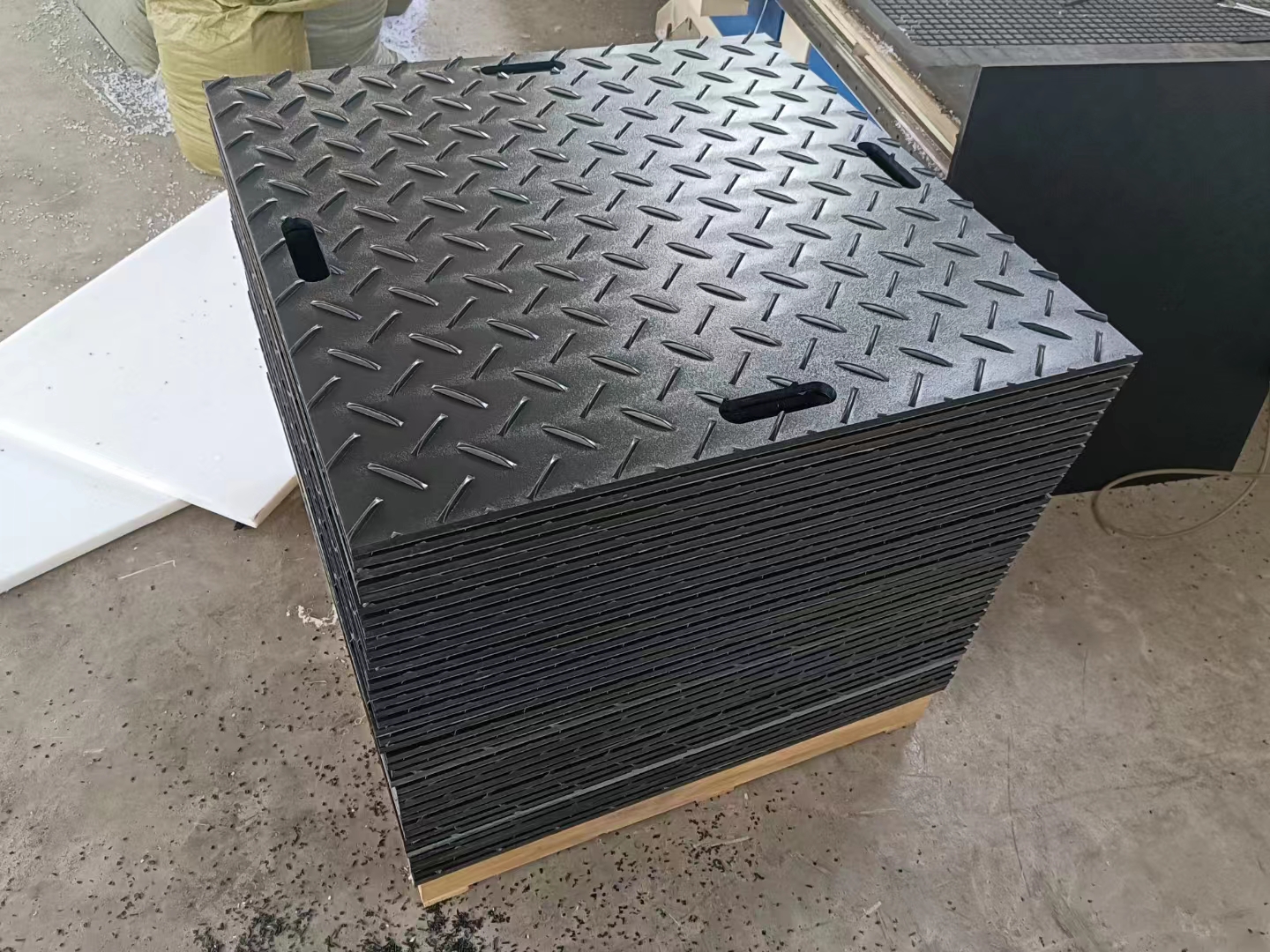 Temporary movable paving board on construction site, HDPE wear-resistant and high load-bearing plastic base plate, patterned plate, polyethylene road base plate