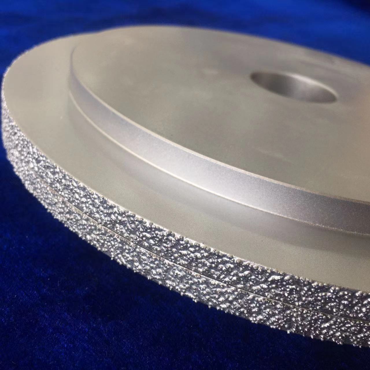 Ordered arrangement of diamond abrasives for special shaped grooves in processing cast iron plastic parts with brazed grinding wheels