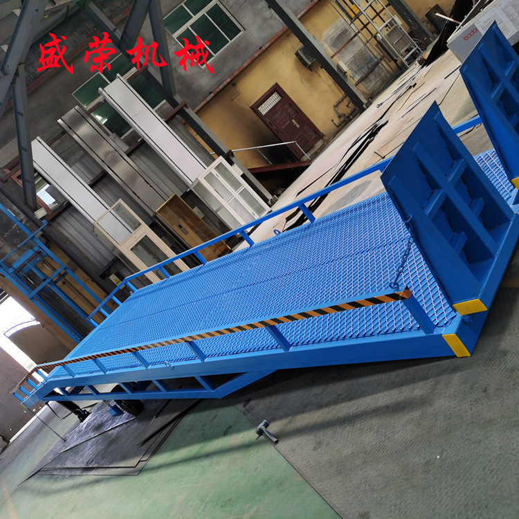 Large tonnage mobile boarding bridge unloading Vertical-lift bridge fork lift truck loading and unloading aisle