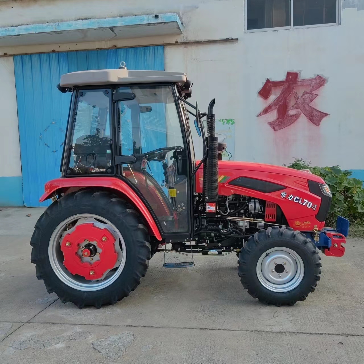 80 horsepower Black Diamond, the second largest pump tractor in China, with 8+8 shuttle shift. Orchard, low and low farmland, greenhouse, king four wheels