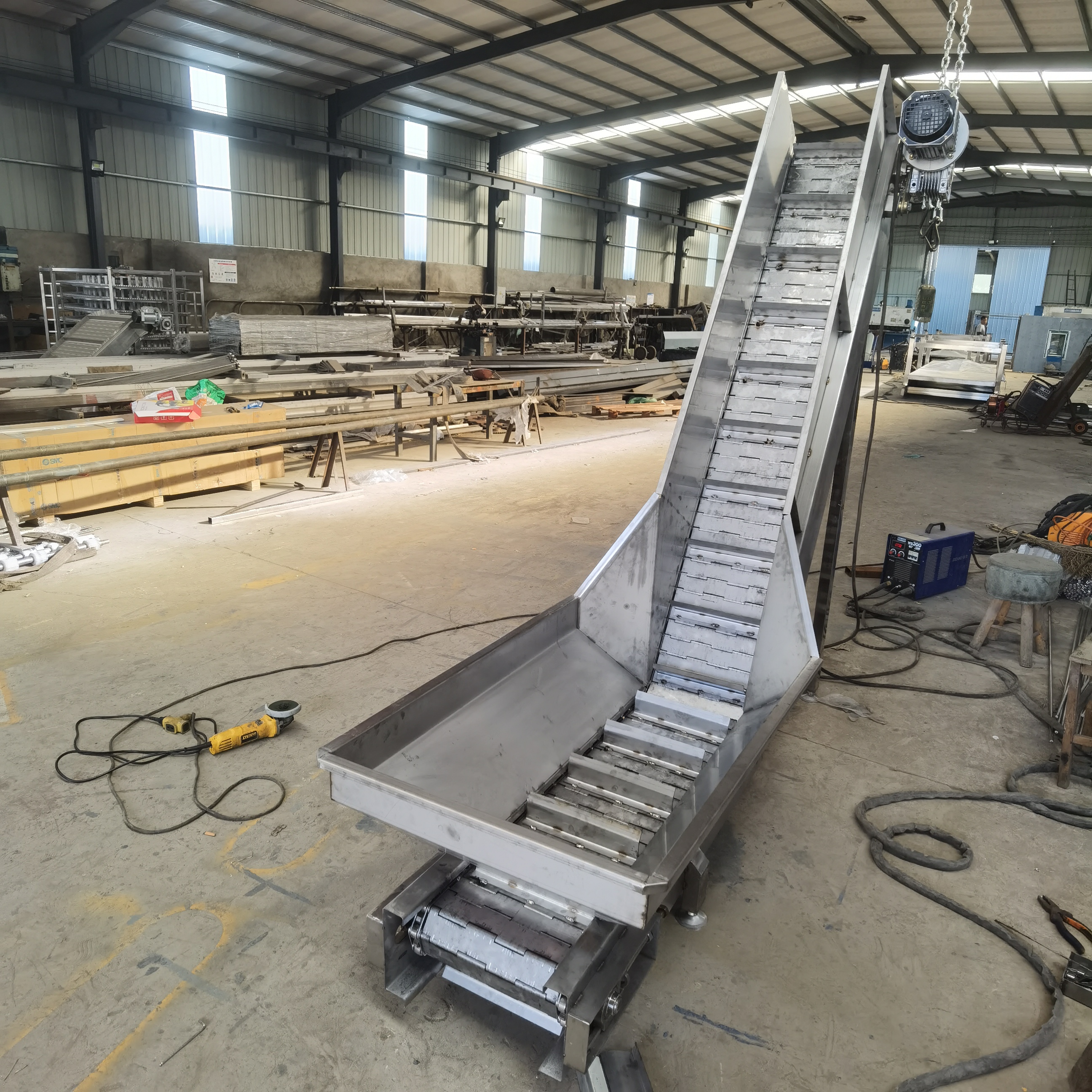 Xinshuntong Stainless Steel Chain Plate Conveyor Industrial Material Handling Machine Mobile Loading Climbing Elevator Customizable