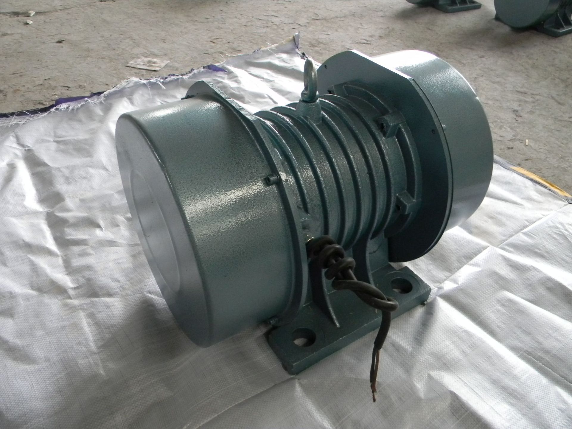 VB-75556-W three-phase inertial vibration motor for mining screen matching vibration source motor