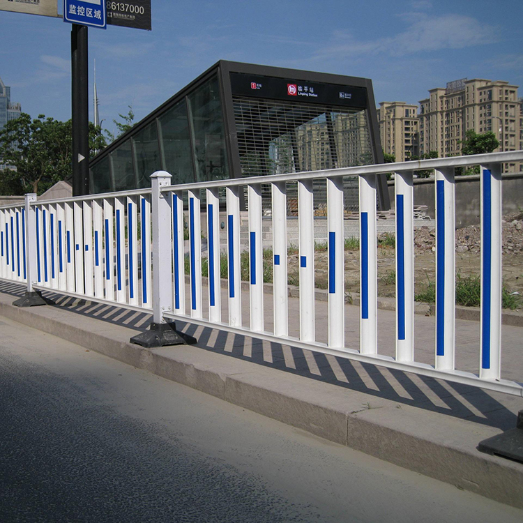 Customized municipal guardrails in stock can be distributed to central road guardrails, highway isolation fences, traffic fences wholesale