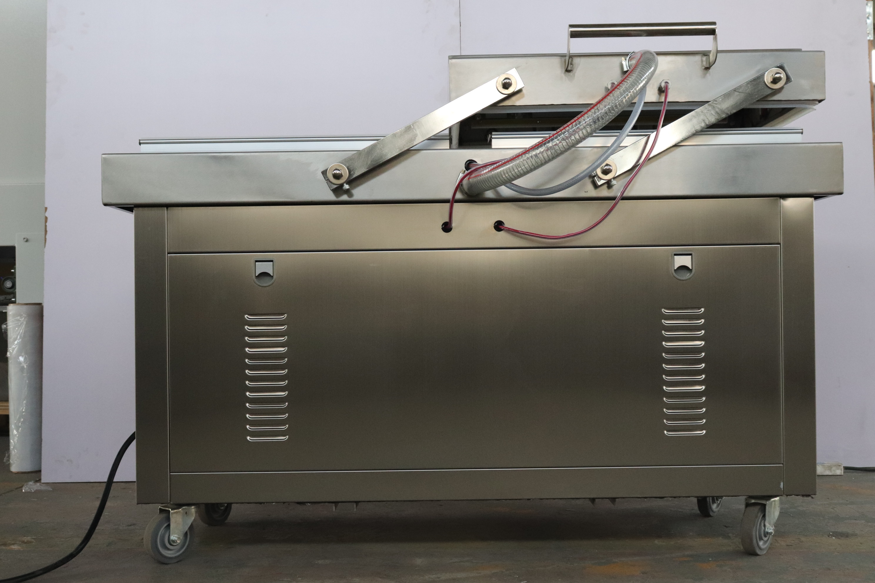 The double chamber Vacuum packing machine with high efficiency of alternate use of double stations is suitable for factory assembly line operation