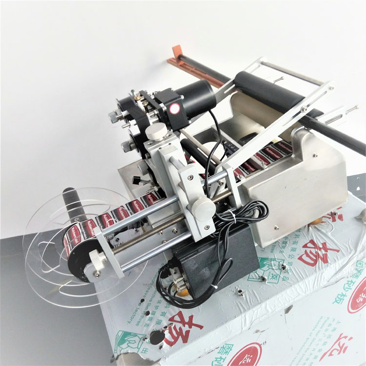 Plane automatic labeling machine Xujie small round bottle square bottle labeling machine customization