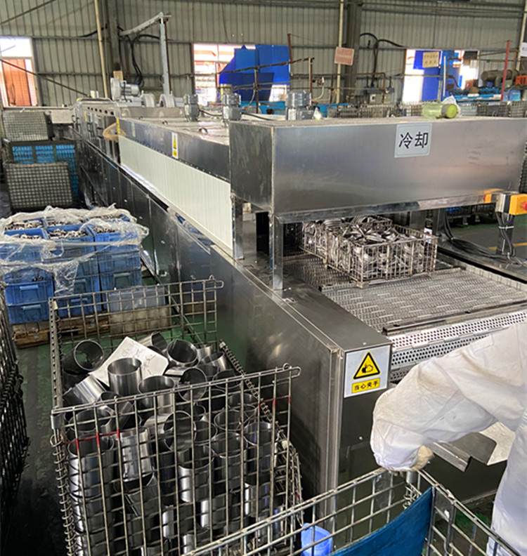 Ultrasonic cleaning of stainless steel bent pipes, bubble water washing and drying, automatic cleaning equipment for exhaust pipes of trunk cars