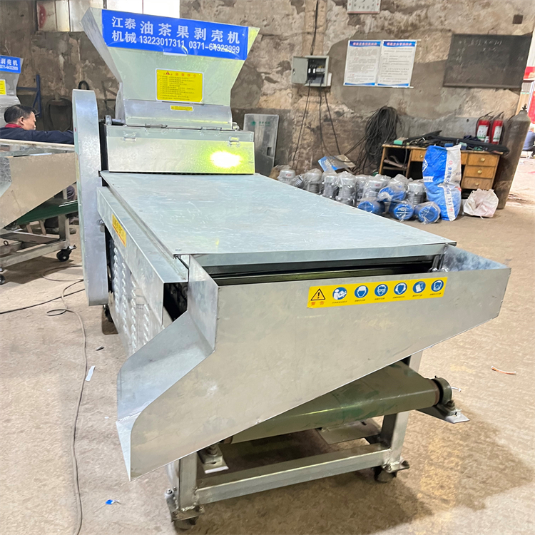 Large Camellia oleifera fruit green mountain tea seed shelling machine Tea seed green fruit shelling machine Green tea seed peeling machine