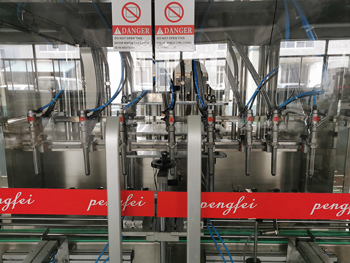 Fully automatic peanut soybean oil edible oil filling machine Oil and sesame oil vacuum suction filling equipment