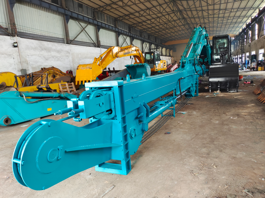 Retrofitting the excavator telescopic arm with a length of 25 to 32 meters, grabbing the bucket arm, hooking the sinking well, and extending the arm