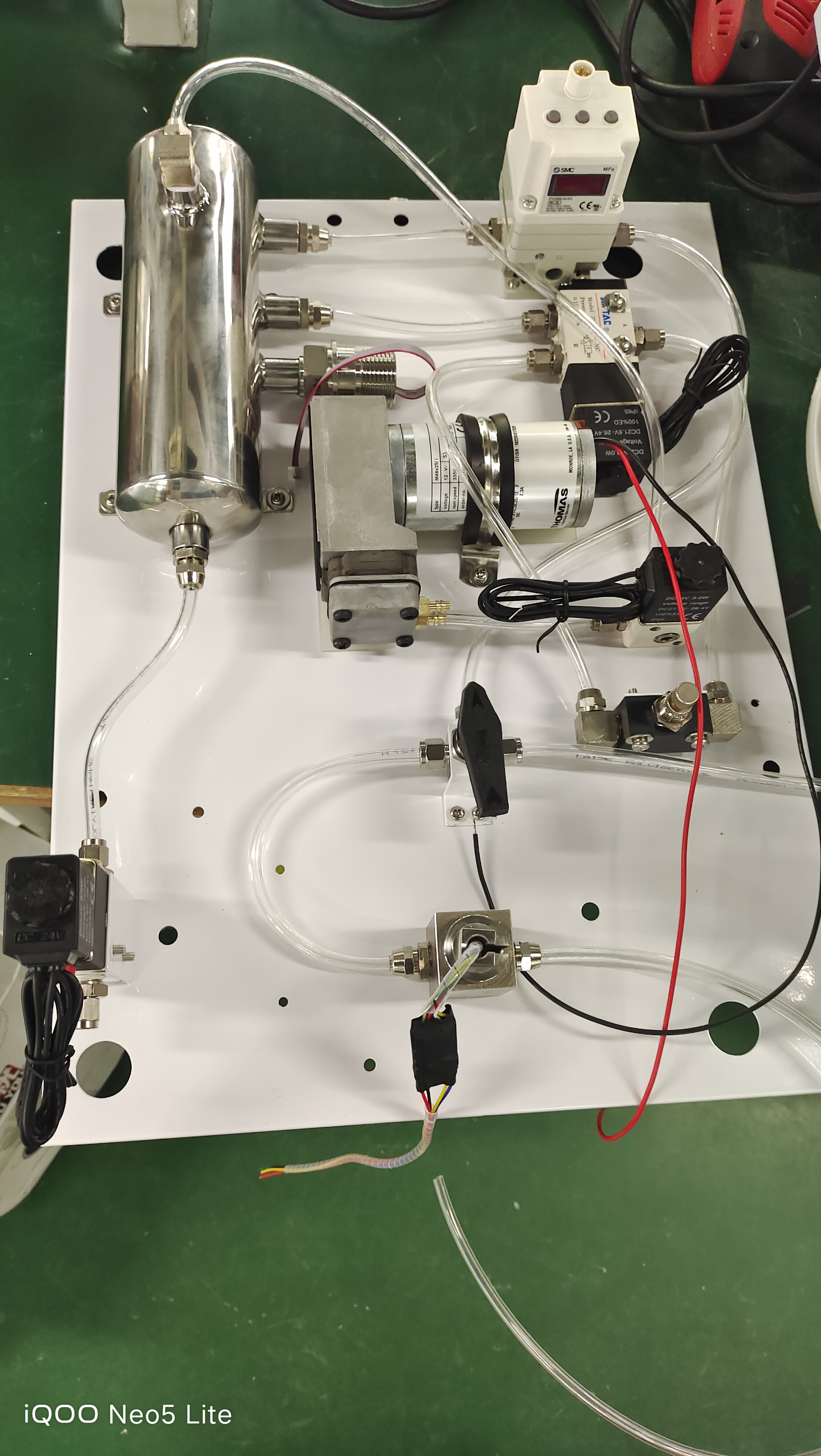 Real time measurement of high water level in large-scale reservoirs and hydropower stations using a constant flow bubble water level gauge