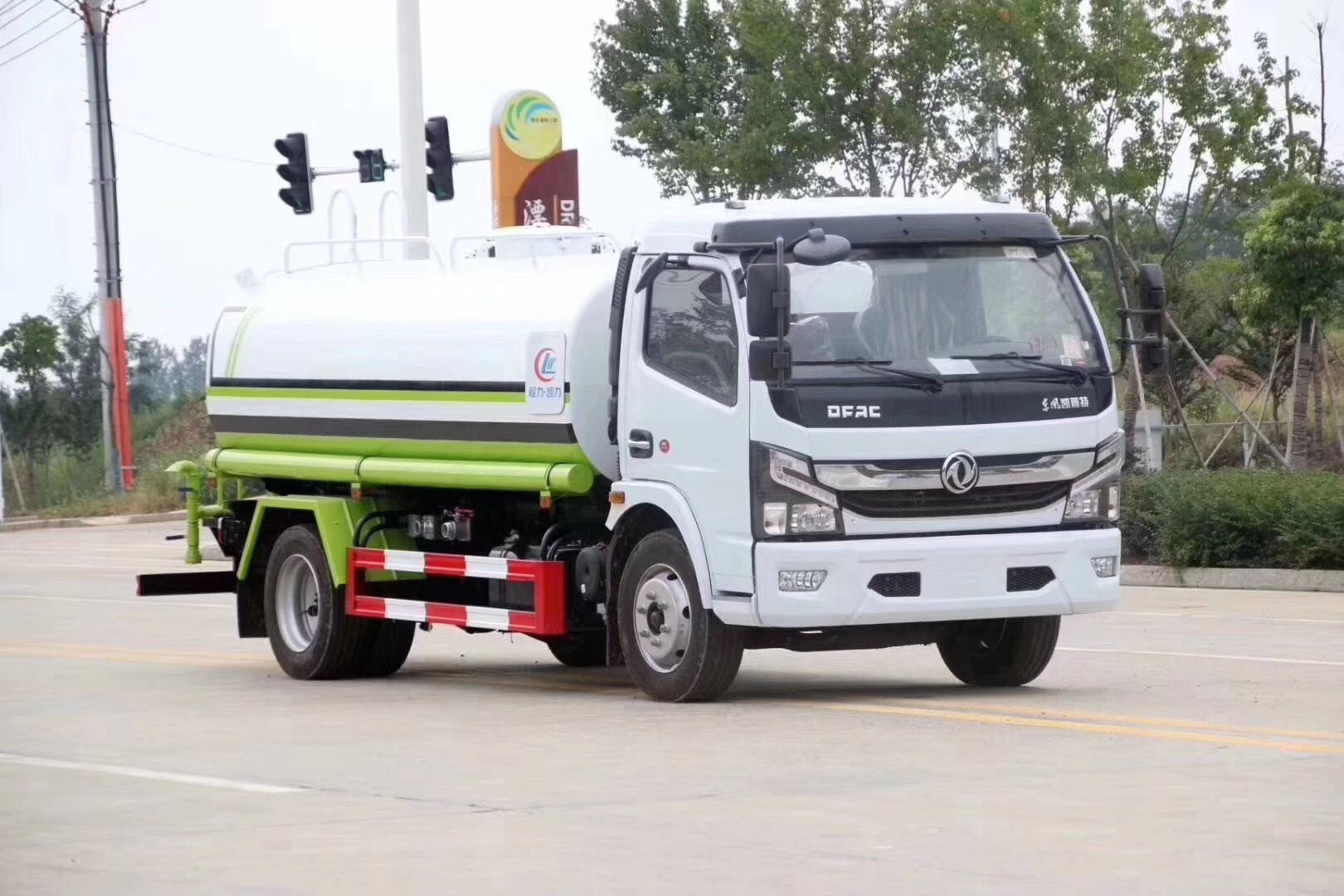 Dongfeng Dolika 8x10m3 sprinkler truck for road flushing, dust reduction, road washing, sprinkler truck for green irrigation can be customized