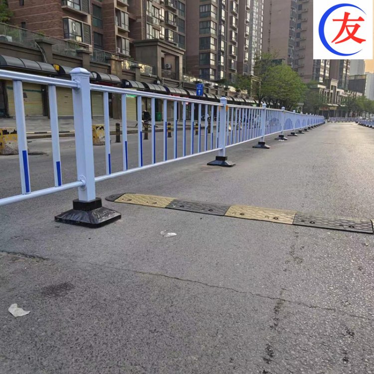 公路护栏 交通防撞栏杆 做机非隔离栏杆厂家 种类齐全