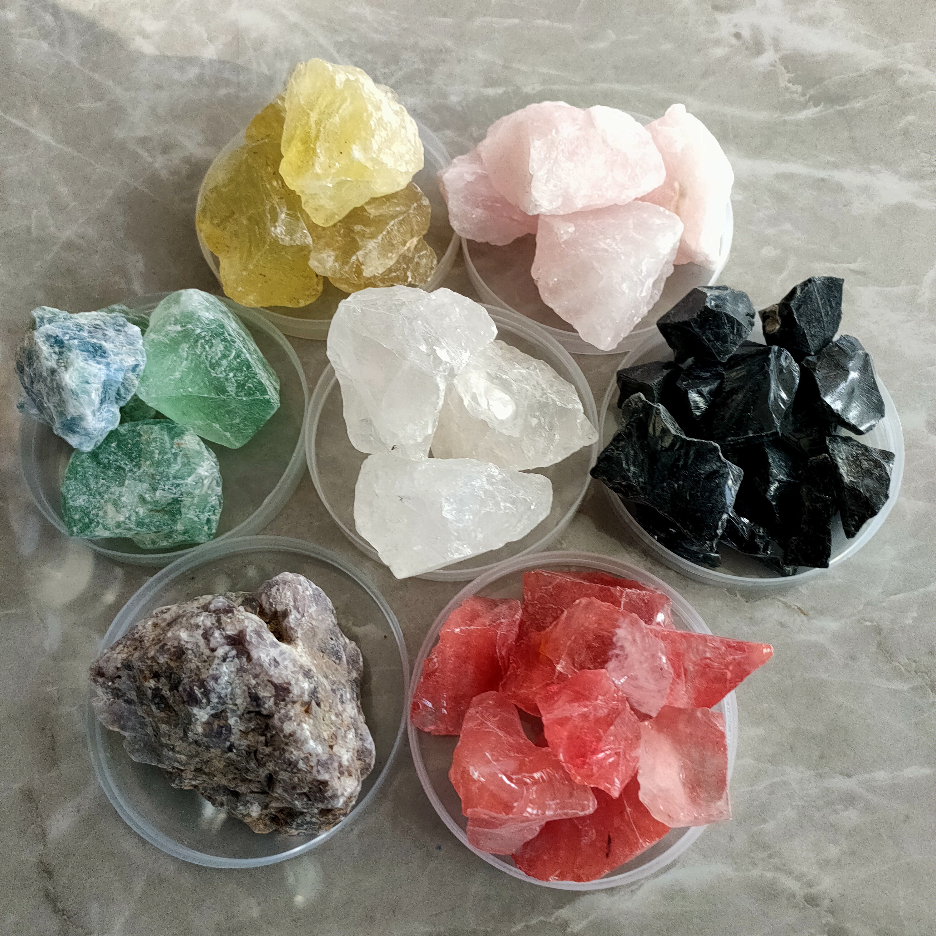 Manufacturer produces colored fluorite raw stone fish tank decoration, crystal stone ornaments, and fluorite particles for aromatherapy