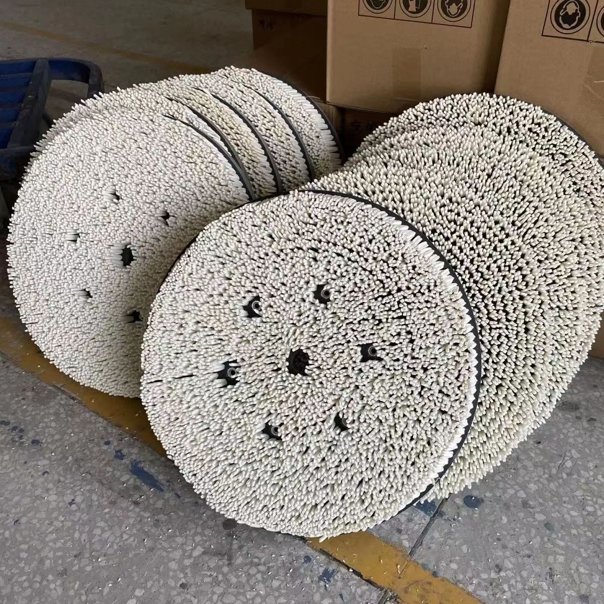 The manufacturer provides sisal disc brushes for industrial machinery cleaning and cleaning, disc brushes for mirror polishing and polishing, and disc brushes with complete models that support customization