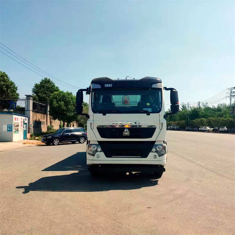 30t Construction waste transport vehicle Intelligent operation of waste transport vehicle is simple and convenient