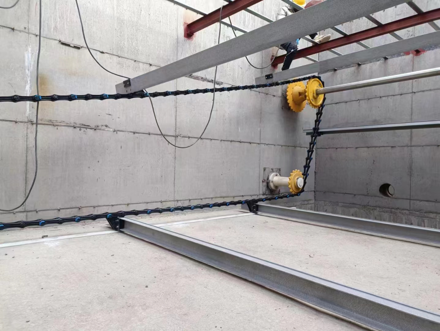 Installation site of non-metallic chain scraper and horizontal flow scraper deep treatment room